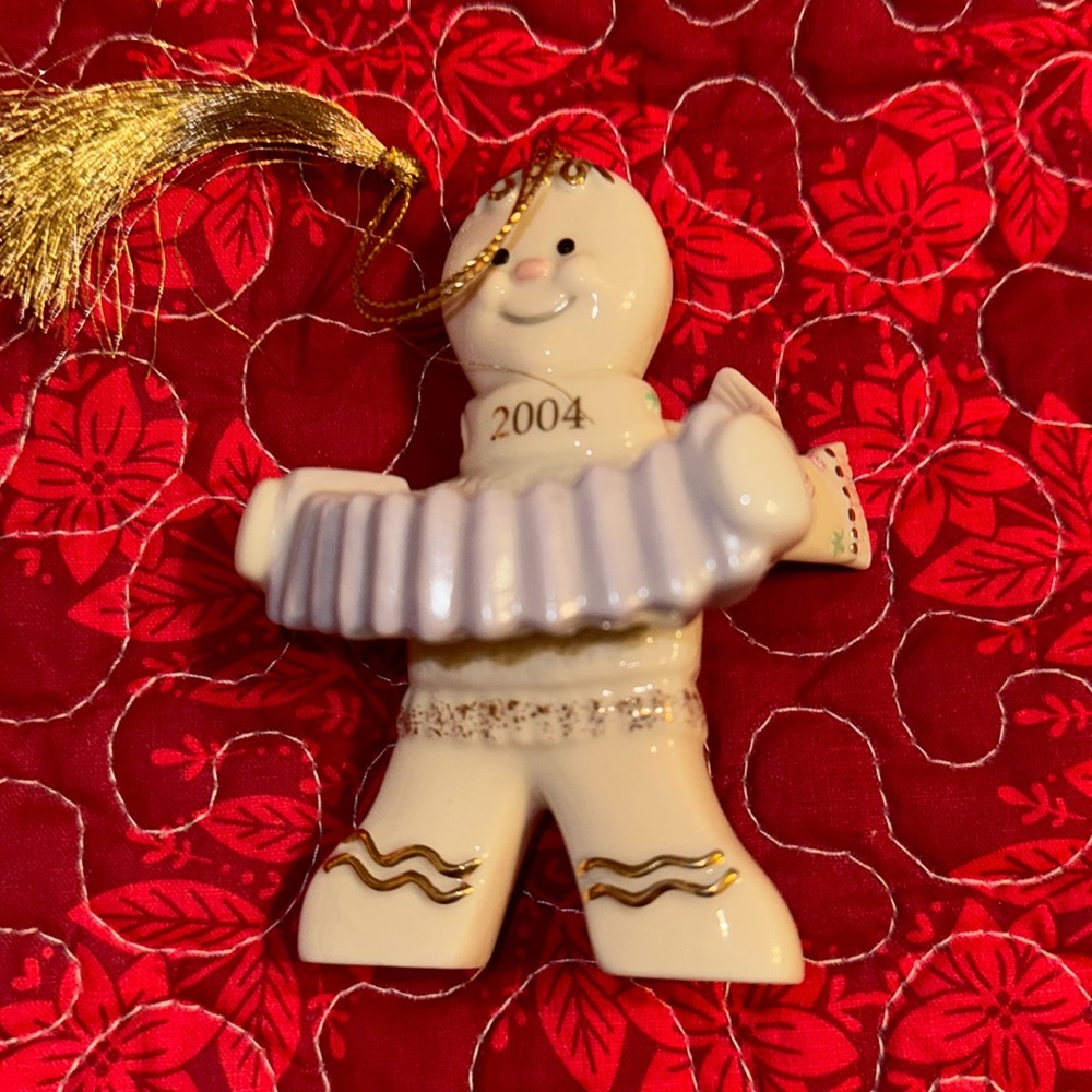 Lenox 2004 Annual Gingerbread Merry Musician Ornament.